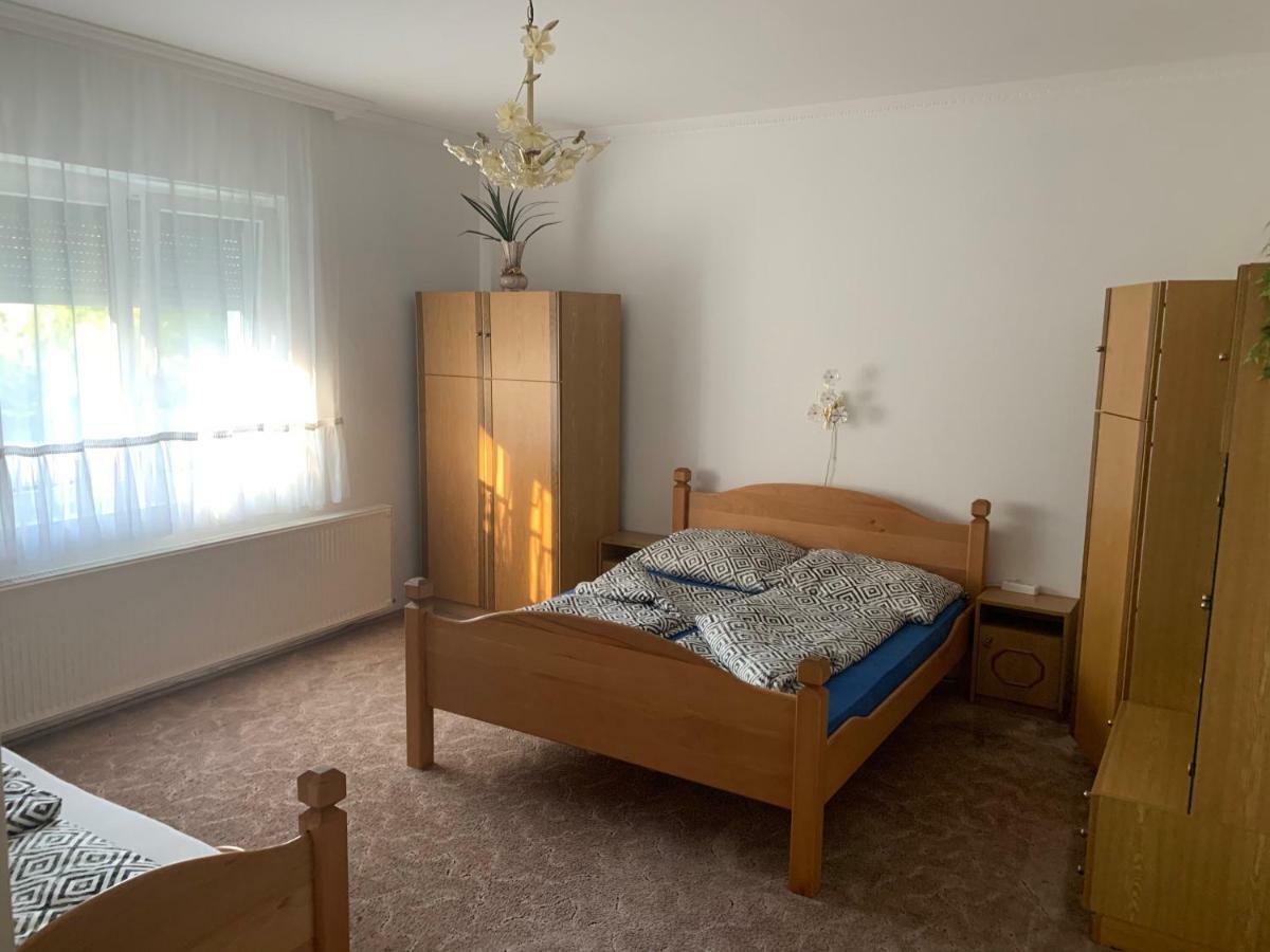 Viktor Apartmanhaz Замарді Екстер'єр фото